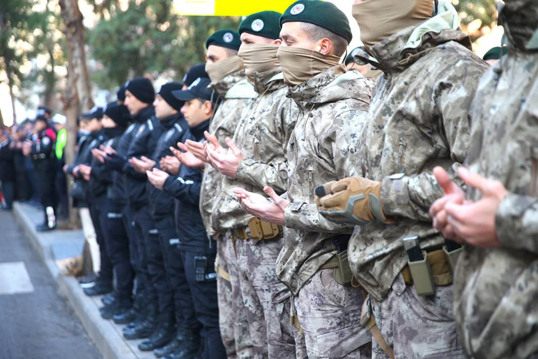 Şehit Emniyet Müdürü Ali Gaffar Okkan için Sakarya ve Diyarbakır'da anma töreni - Resim: 21